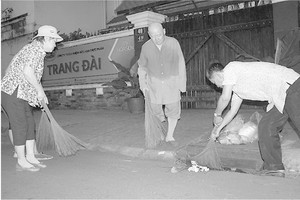 釋惟鎮法師參與街道衛生工作。