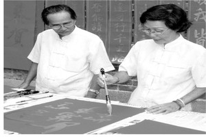 易映娥書畫家在慈善揮春活動上揮毫。