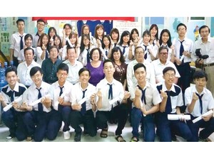 禮文華文中心校委、老師與畢業生合照。