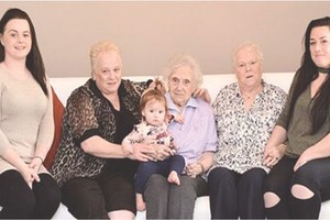 全家６名女性合影。