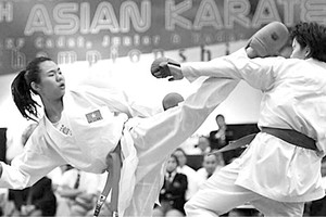 越南選手阮氏頑（左）在比賽中。