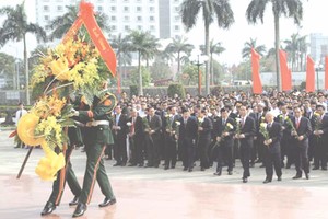 黨和國家領導與代表們在黎筍總書記塑像敬獻花圈。