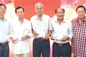 故人(左一)和金不換(右一)向3單位捐助經費。