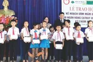 頒贈 1200 份助學金予清貧學子