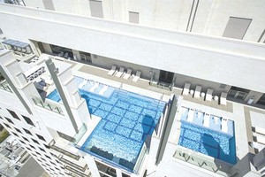 42 層高樓懸空游泳池
