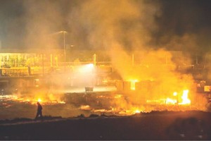 法一座移民營遭大火吞噬