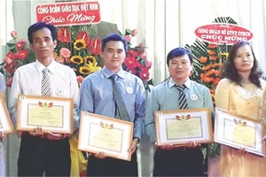 該中心工會主席梁紹光（左三）代表領獎。