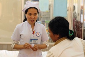 達樂省全科醫院的醫務人員向病人派送餐券。