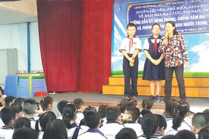 文朗學校學生向阮映紅專員提問。