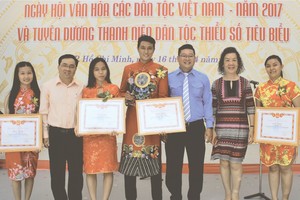 各位幹部與華人優秀青年合照。