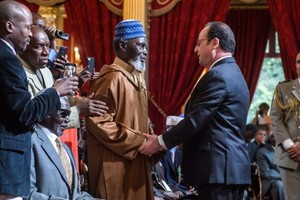 法國總統奧朗德（中右）和一名老兵握手。（圖片來源：互聯網）