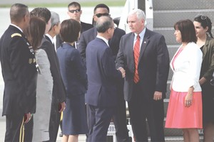美副總統彭斯抵達韓國後與前來迎接的官員握手。