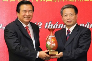 隆安省委書記，省人民議會主席範文讓（左）向百色市委書記，市人大常委會主任彭曉春贈送紀念品（圖片來源：www.longan.gov.vn）