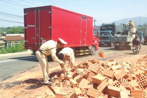 卡車側翻致國道交通擁堵