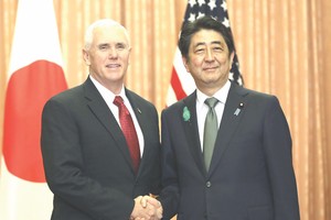 美國副總統彭斯與日本首相安倍晉三握手。（圖片來源：互聯網）