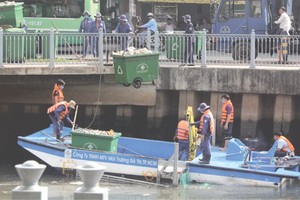 資源與環境部門在饒祿-氏藝涌打撈死魚。