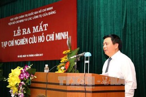 黨中央委員、胡志明政治學院院長阮春勝教授、博士代表學院黨委、學院委員會向《研究胡志明雜誌》編輯部、共事員隊伍和眾多讀者予以祝賀。