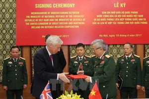 國防部副部長阮志詠上將同英國參議院副議長、國防國務卿厄爾‧豪伯爵簽署兩國國防合作備忘錄。（圖片來源：越通社）
