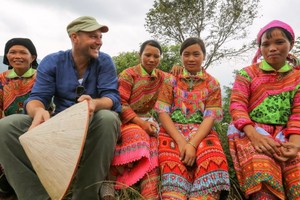 菲力浦‧阿布列斯茨（左二）與河江省民族同胞合影。