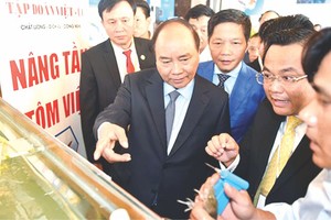 阮春福總理與企業家交談。