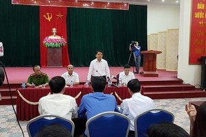 河內市人委會主席阮德鍾與同心鄉幹部就同心鄉部分居民非法禁錮20名公安幹部事件召開會議。（資料圖：俊馮）