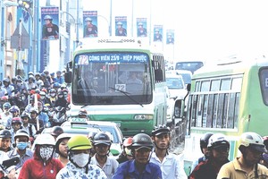 高峰時段各輛巴士被摩托車包圍。