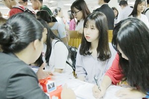 考生向招生業務組了解招生資訊。（圖片來源：互聯網）