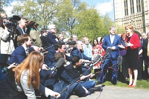 蘇格蘭政府首席大臣妮古拉‧斯特金（前排右）在議會大廈外接受採訪。（圖片來源：互聯網）