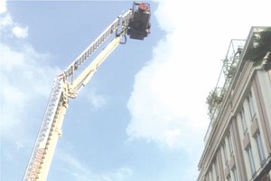 消防雲梯車趕抵現場砸破了該住房側面的玻璃門以開展滅火工作營救了11人。（圖片來源：互聯網）