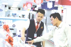 客戶在電器中心選購空調。