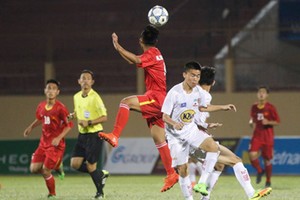 越南U19隊（紅衣）與嘉萊黃英U19隊激烈角逐。