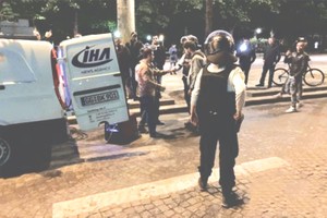 警方在香榭麗舍大道周邊地帶盤查。（圖片來源：互聯網）