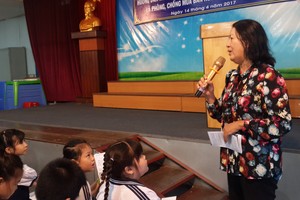 阮氏映紅專員向小學生講述有關防止少兒 性侵犯專題。（圖片來源）