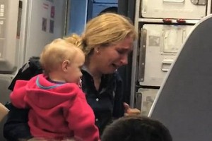 一名乘務員奪過嬰兒車並用嬰兒車擊打哭泣的媽媽。（圖片來源：互聯網）