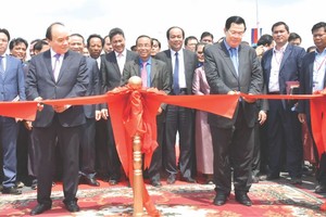 阮春福總理與洪森首相出席剪綵儀式。