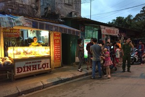 訂利金舖主理人呈報被搶劫案件現場。（圖源：互聯網）