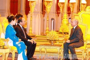 政府總理阮春福偕夫人在皇宮進見了柬埔寨國王諾羅敦‧西哈莫尼。（圖片來源：互聯網）