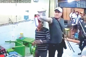 1名歹徒用胡椒噴霧器攻擊導致多人暈倒。