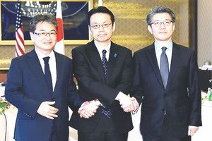 韓日美三國團長在會談前合影。（圖源：互聯網）