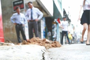 阮文追街上出現一條長裂痕。