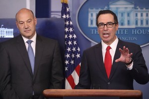 美國財政部長姆努欽（右）在白宮公佈特朗普政府的減稅措施。（圖源：互聯網）