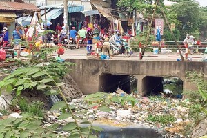 在“五‧一九”涌上，沿涌兩岸皆見垃圾滿佈！（資料圖：互聯網）