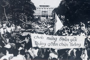 1975.4.30西貢市民夾道迎接解放軍，歡慶祖國統一。（示意圖來源：互聯網）