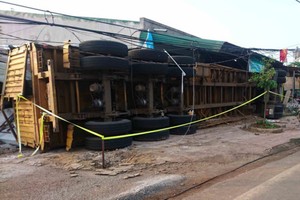 集裝箱車側翻，壓塌3間民房的一部分致1人受重傷的交通事故現場。（圖源：互聯網）