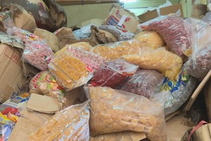 逾1噸各種類由外國生產，但沒有合法貨單、證件的蜜餞、柿餅等被查處。（圖源：互聯網）