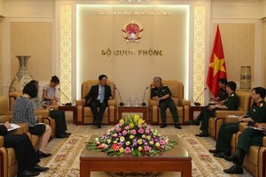 國防部副部長阮志詠在國防部辦公室接見中國駐越南大使洪小勇。（圖源：越南共產黨電子報）