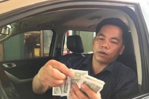 司機們駕駛車子緩慢前行，到睞橋收費站以500元至2000元的零錢購買過路票。（圖源：互聯網）