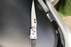 嫌犯陳文鴻持凶器刺傷警察的尖刀。（圖源：互聯網）