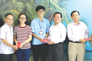 浸石天后宮與本報代表頒發助學金。