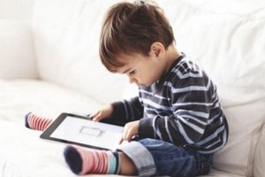 研究發現，兒童長時間使用螢幕，較高風險出現語言發展遲緩的問題。（圖源：互聯網）